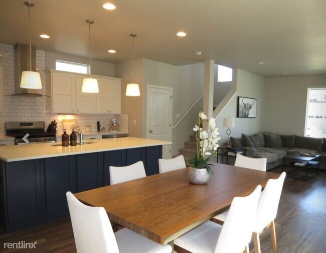 Building Photo - 3 br, 2.5 bath House - 2908 Comet St