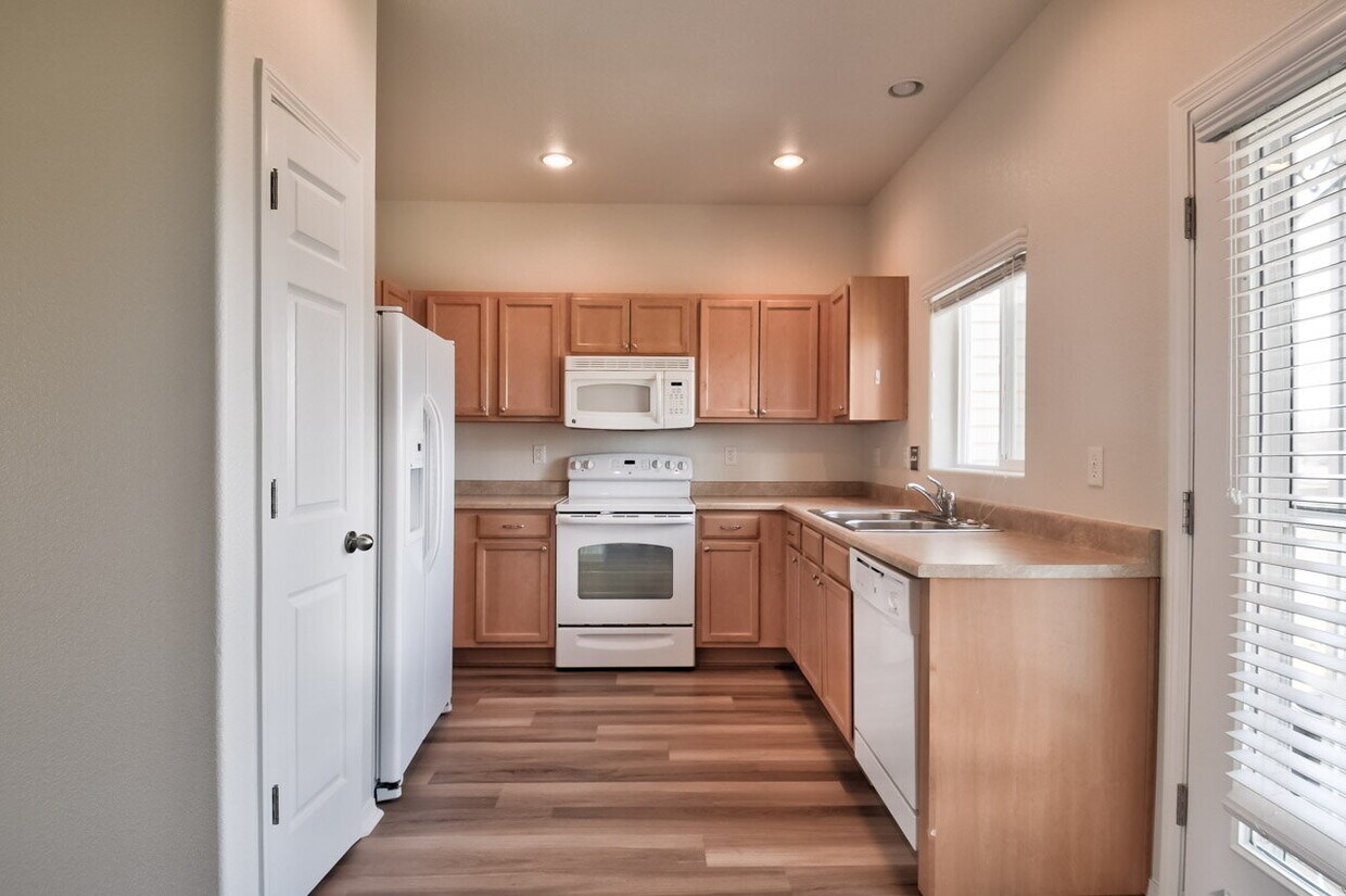 Foto principal - Move-In Ready 2-Bedroom with Central A/C –...