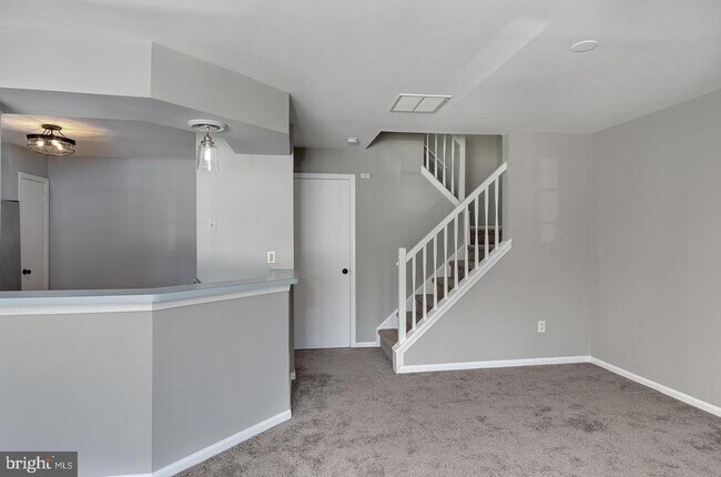 Building Photo - 207 Oliphant Ln