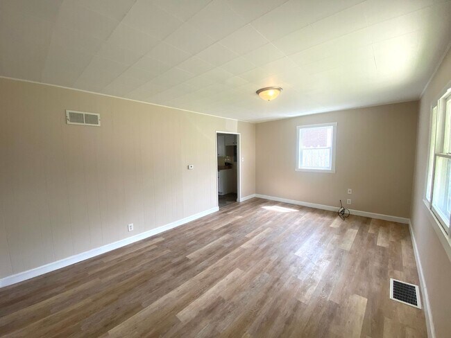 Building Photo - 3 bedroom/1 bath Home Available Now in Peo...