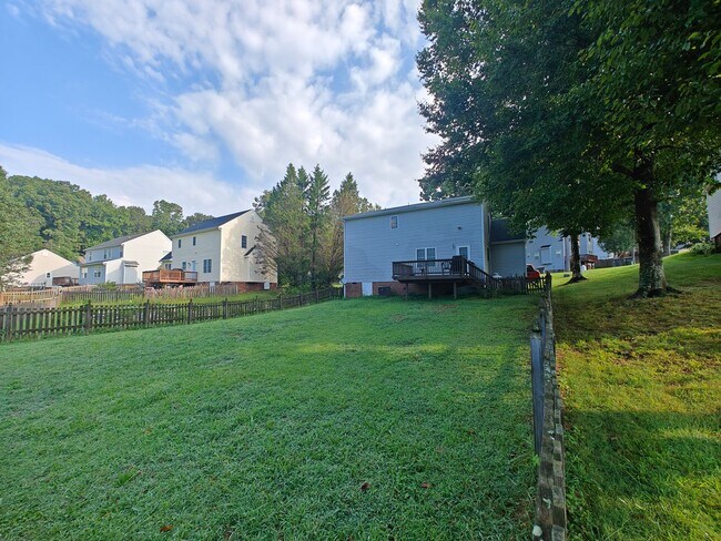 Foto del edificio - # bedroom home with fenced rear yard
