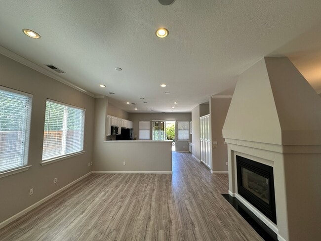 Building Photo - Cute single story home with 3 bedrooms, 2 ...