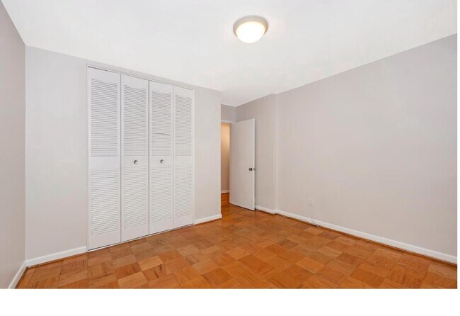 Foto del edificio - 10619 Montrose Ave