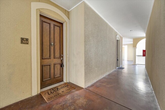 Foto del edificio - 7134 Mapleridge St