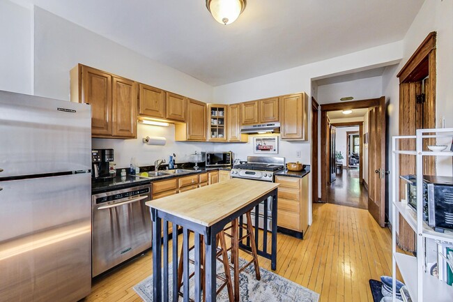 Kitchen - 3760 N Wayne Ave