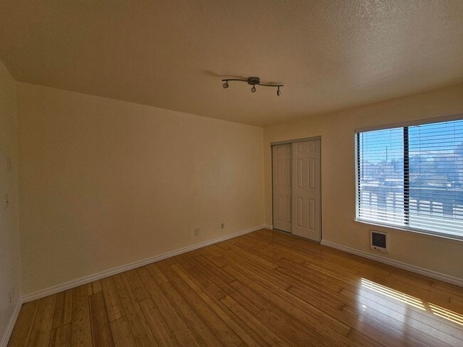 Foto del edificio - Sunny 2 Bed / 1 Bath Condo with Private Ba...