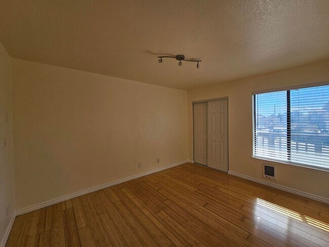 Foto del edificio - Sunny 2 Bed / 1 Bath Condo with Private Balcony (2nd Floor)