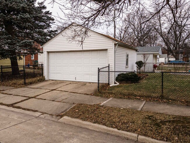 Building Photo - 3 bedroom - 1 bath - Dearborn - $1,395