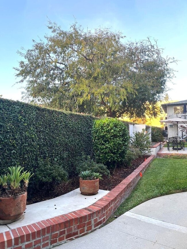 Building Photo - 251 N El Molino Ave