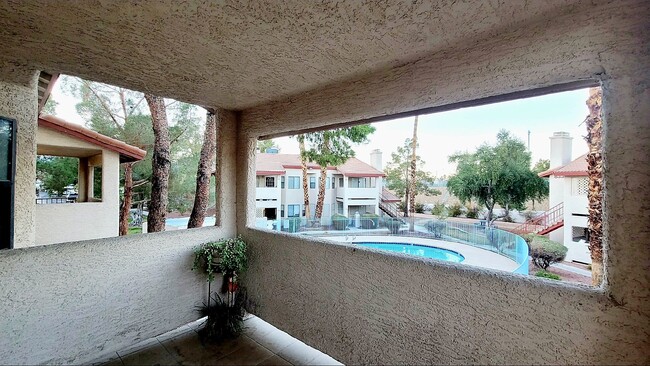 Foto del edificio - 825 Rock Springs Dr