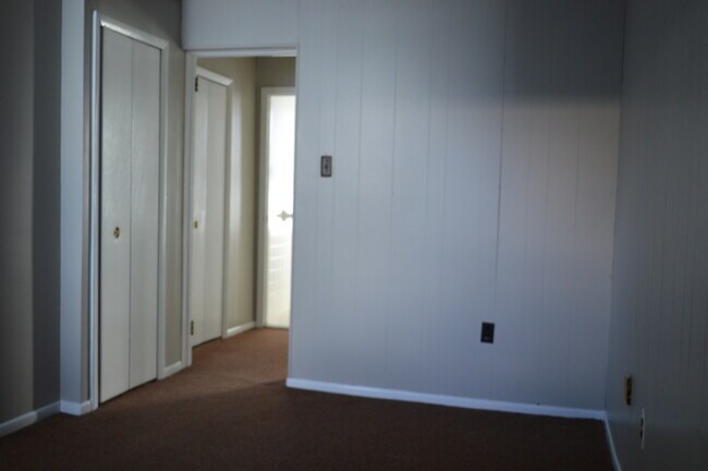 Hall View Betwn Brs/Den&BR - 617 S 8th St
