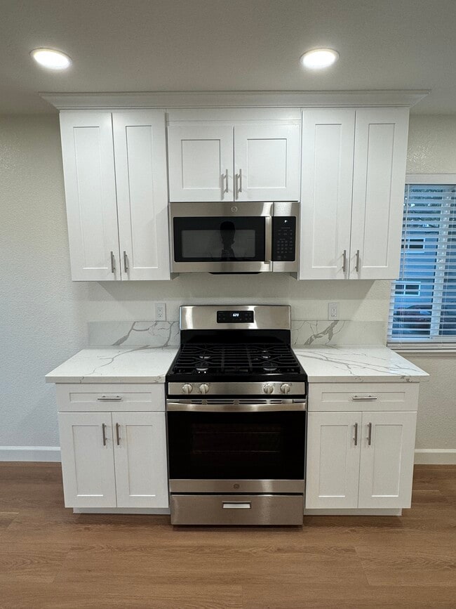 Kitchen gas stove & microwave - 4903 Cowell Blvd