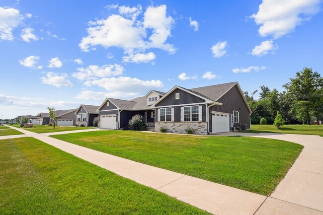 Building Photo - 3016 Sherwood Dr