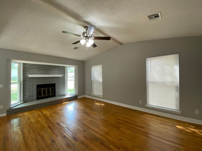 Building Photo - COMING SOON: 3 bedroom house with 2 baths in Broken Arrow!!