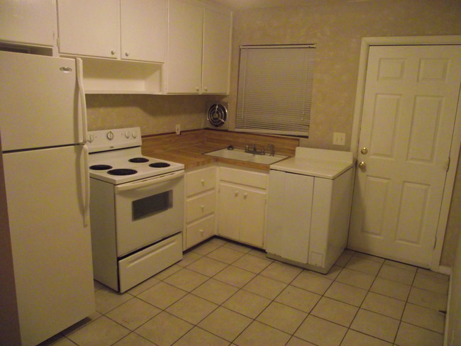 Kitchen - 2740 Forbes St