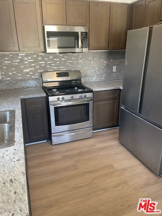 Foto del edificio - 4144 W 129th St