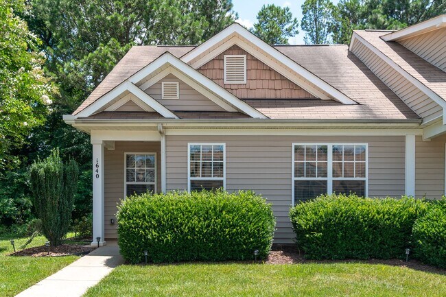 Foto del edificio - Charming End-Unit Townhome with Prime Loca...