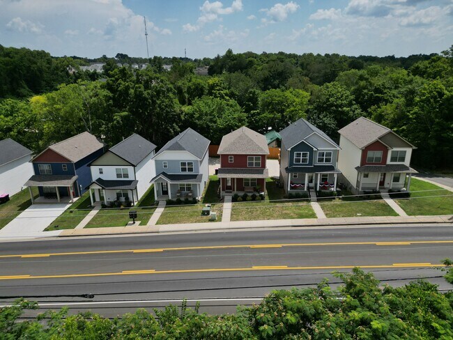 Paisaje de la calle principal - 704 Crossland Ave