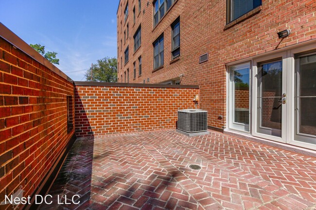 Building Photo - 2828 Wisconsin Ave NW