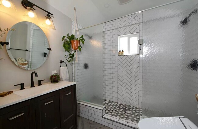 Building Photo - Newly updated 2 Bedroom Home