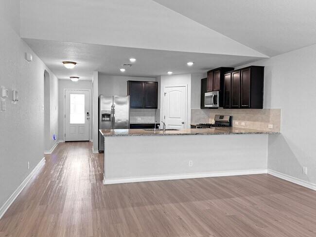 Foto del edificio - Spacious Valley Ranch 4/2.5 (2,324 SF) w/ Loft/Game Room