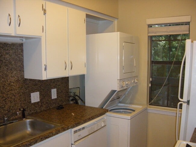 Building Photo - HYDE PARK TERRACE - NORTH CAMPUS - PRIVATE UPDATED 1 BEDROOM FOR AUGUST 2026 PRE-LEASE