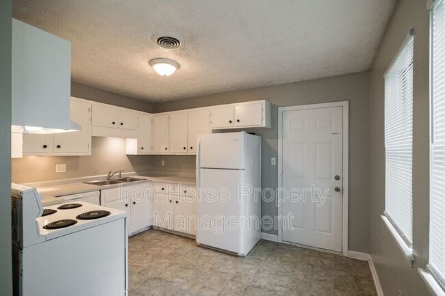 Building Photo - 110 Redstone Dr