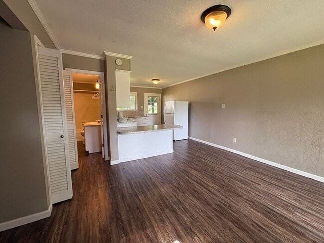 Building Photo - Tour Today! Studio Apartment in East Tyler!