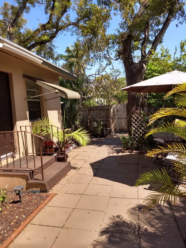 Shared Patio - 555 SW 14th Ave
