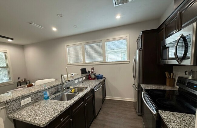 Foto del edificio - NOW LEASING FOR FALL 2026 – LIMITED AVAILABILITY