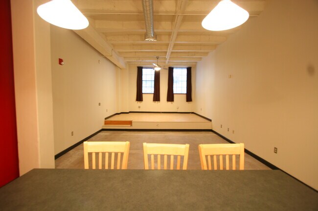 Foto del edificio - 300 Tijeras Ave NE