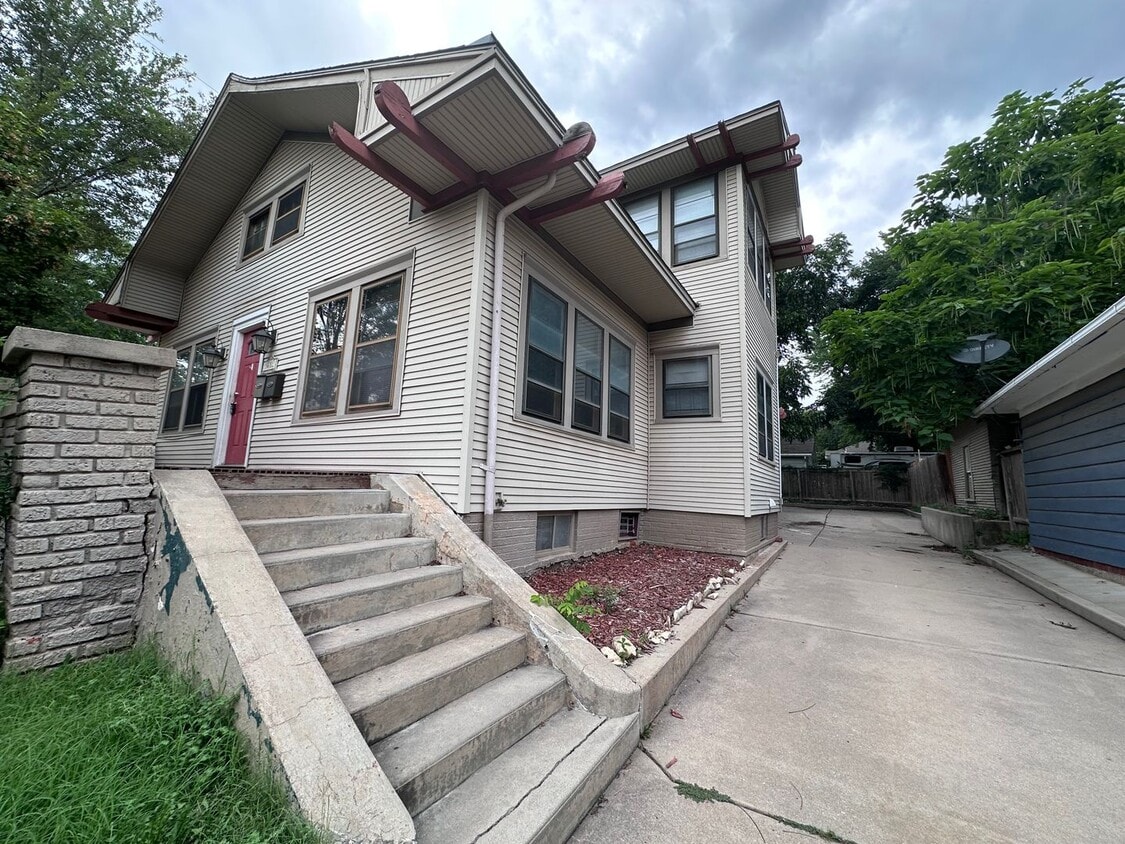 Primary Photo - $875 - 3 bed 1 bath - Beautiful apartment ...