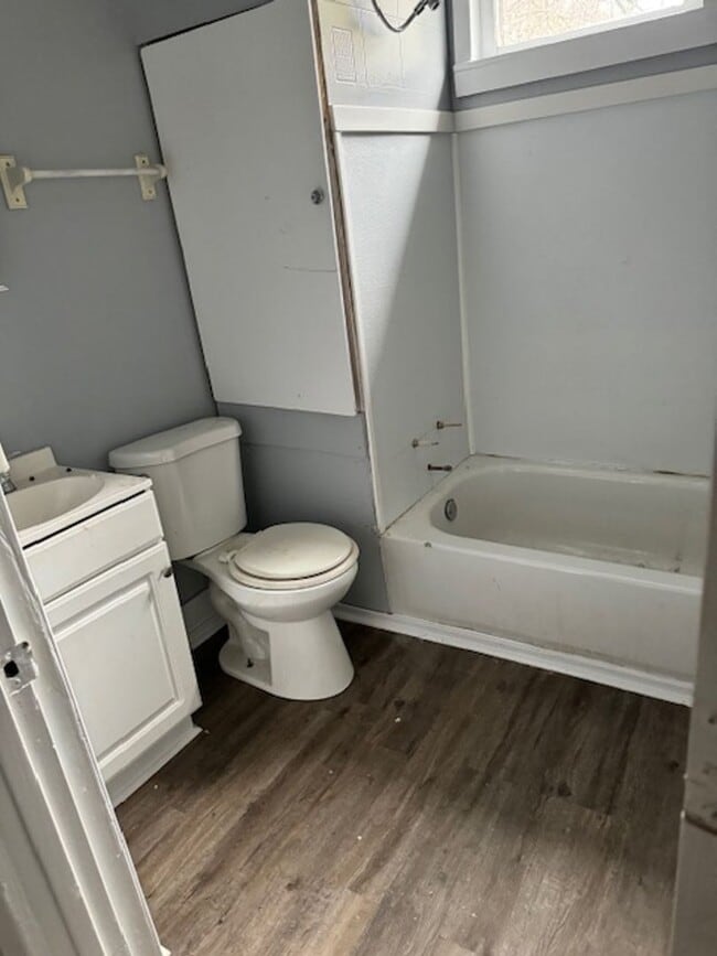 Building Photo - Discover the perfect blend of charm and convenience in this delightful 2-bedroom bungalow