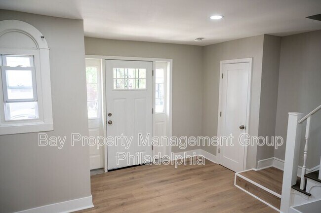 Building Photo - 539 E Queen Ln