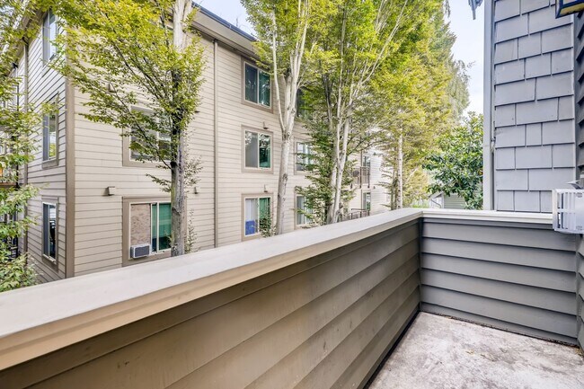 Building Photo - Immaculate 5 bedroom townhome available for instant move-in.