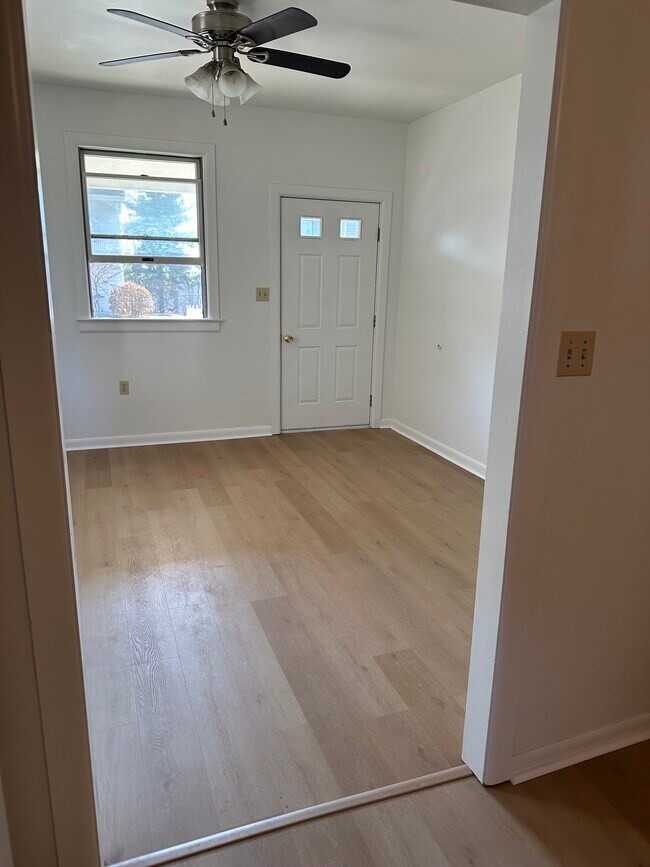 Foto del edificio - 1344 Newport Rd