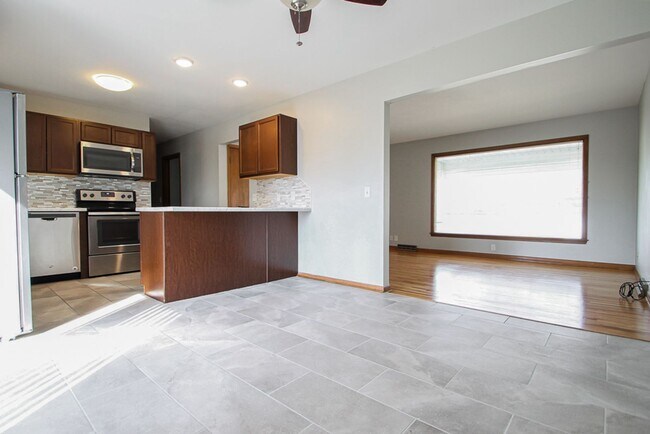 Building Photo - 3 Bedroom / 2.5 Bathroom House Available N...