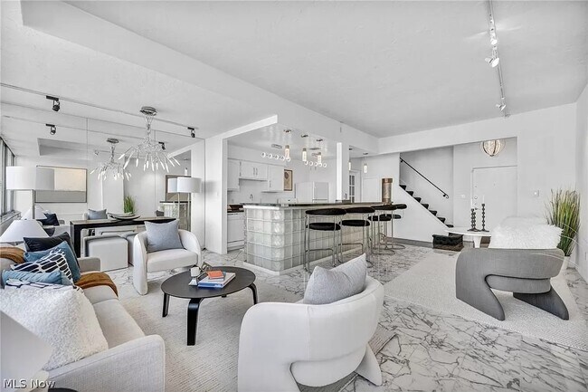 Foto del edificio - 12900 Lake Ave