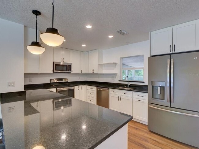 Building Photo - 305 Sunset Dr