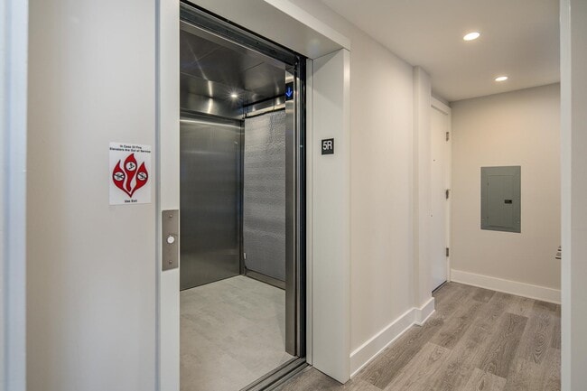 Building Photo - 527 Monroe St