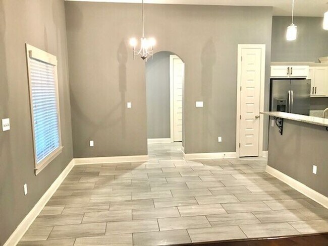 Building Photo - 4 Bedroom 3 Bath Home In Southeast Memphis...