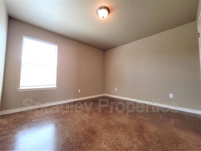 Building Photo - 1527 Kal Ct