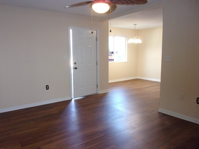 Building Photo - 2 Bedroom 1 Bath Ground Floor Condo in Hunters Trail