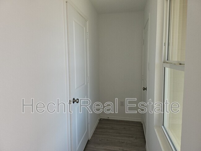 Building Photo - 1610 Knoll Rdg