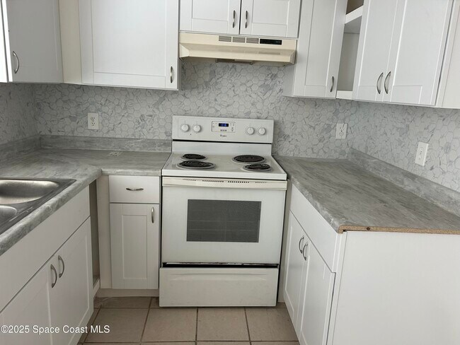 Building Photo - 987 Sonesta Ave NE