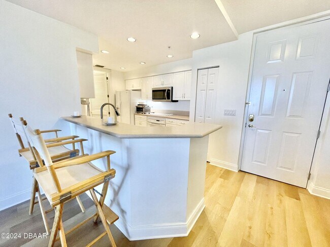 Building Photo - Furnished Harbour Village Condo!