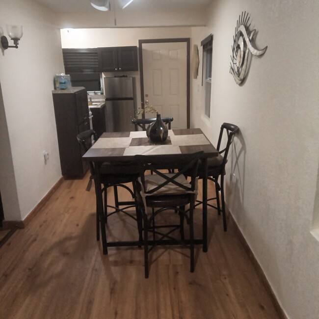 Zona de comedor - 10915 N 21st St