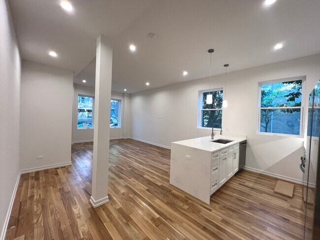 Foto del edificio - 822 N Winchester Ave