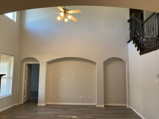 Building Photo - 2 Story Home!