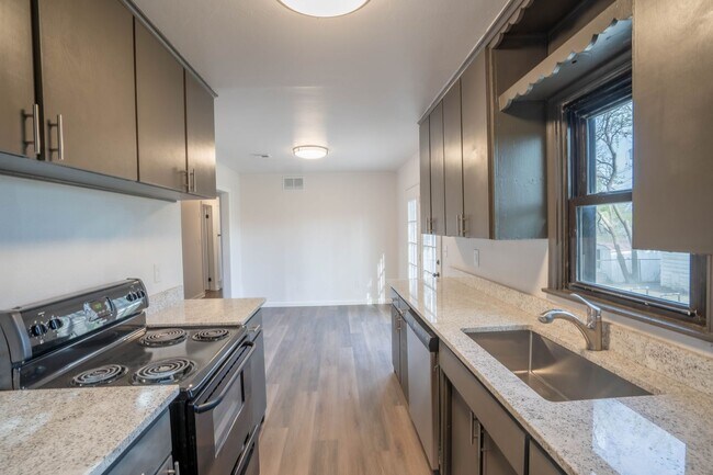 Building Photo - Newly renovated 3 bed, 1 bath! Schedule a ...